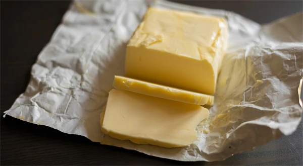 Prebytok masla zrazil ceny pod jedno euro. Pozor na staré zásoby, vždy skontrolujte dátum