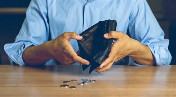 Tradičná dávka sa láme po troch mesiacoch. Aj vysokopríjmoví prídu o stovky eur