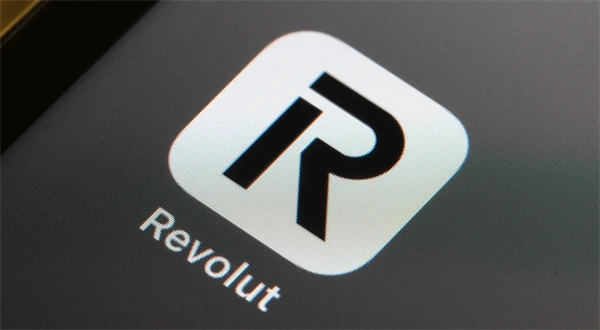Revolut nasadzuje novú zbraň proti podvodom. Aplikácia rozpozná, kto vám volá