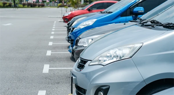 Až 80 percent parkovacích pravidiel v mestách neobstálo. Štát chystá zmeny