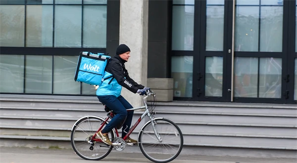 Slováci si fičia na donáškach, ukazujú dáta Woltu. Rekordman objednal za vyše 700 eur