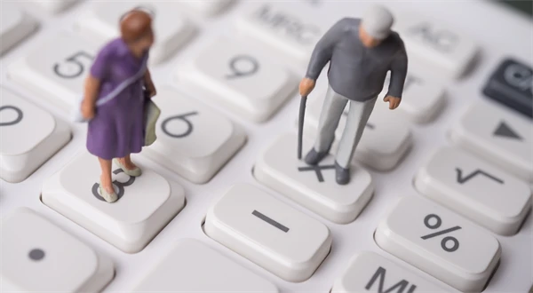 Kto dostane opatrovateľský príspevok vyšší než 1 200 eur? Reforma mení systém