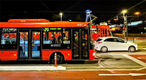 Nové kĺbové autobusy už vyrazia do ulíc. Dopravný podnik spúšťa veľkú obnovu MHD
