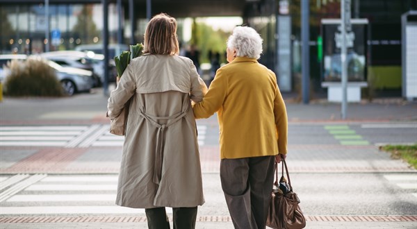 Kto dostane príplatok k opatrovateľskému príspevku a za akých podmienok?