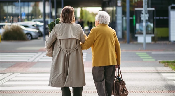 Kto dostane príplatok k opatrovateľskému príspevku a za akých podmienok?