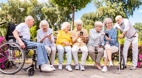 Slovensko nezvláda starnutie. Dve tretiny peňazí pre seniorov zostali ležať