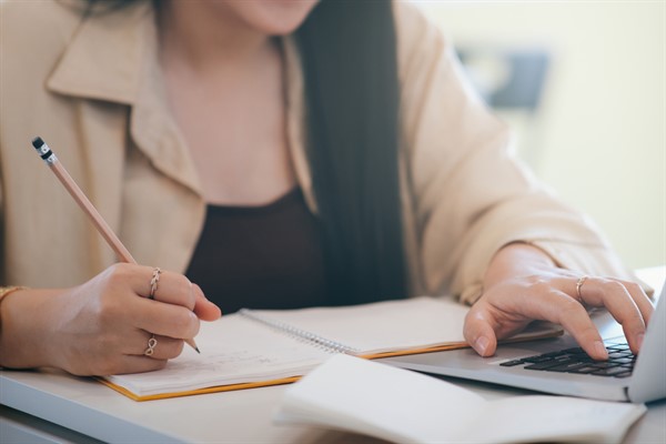 Potrebujete financie na štúdium? Skúste sociálne štipendium. Ako oň požiadať a koľko dostanete?