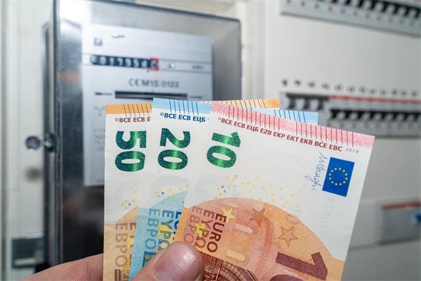 Pošta už doručuje energopoukazy: Ako si vyzdvihnúť peniaze na energie od štátu