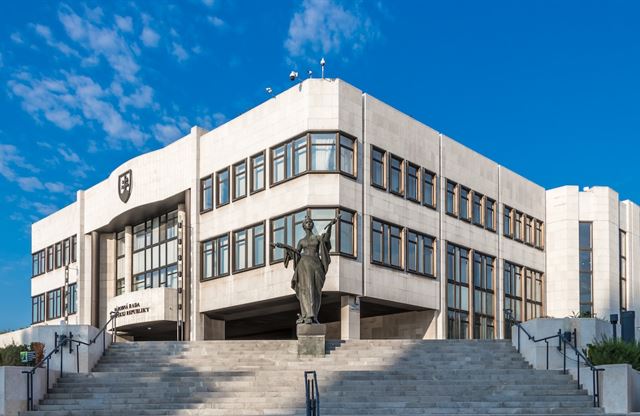 Sviatkov ubúda, odvodov pribúda. Toto je schválených 21 konsolidačných opatrení (PREHĽAD)